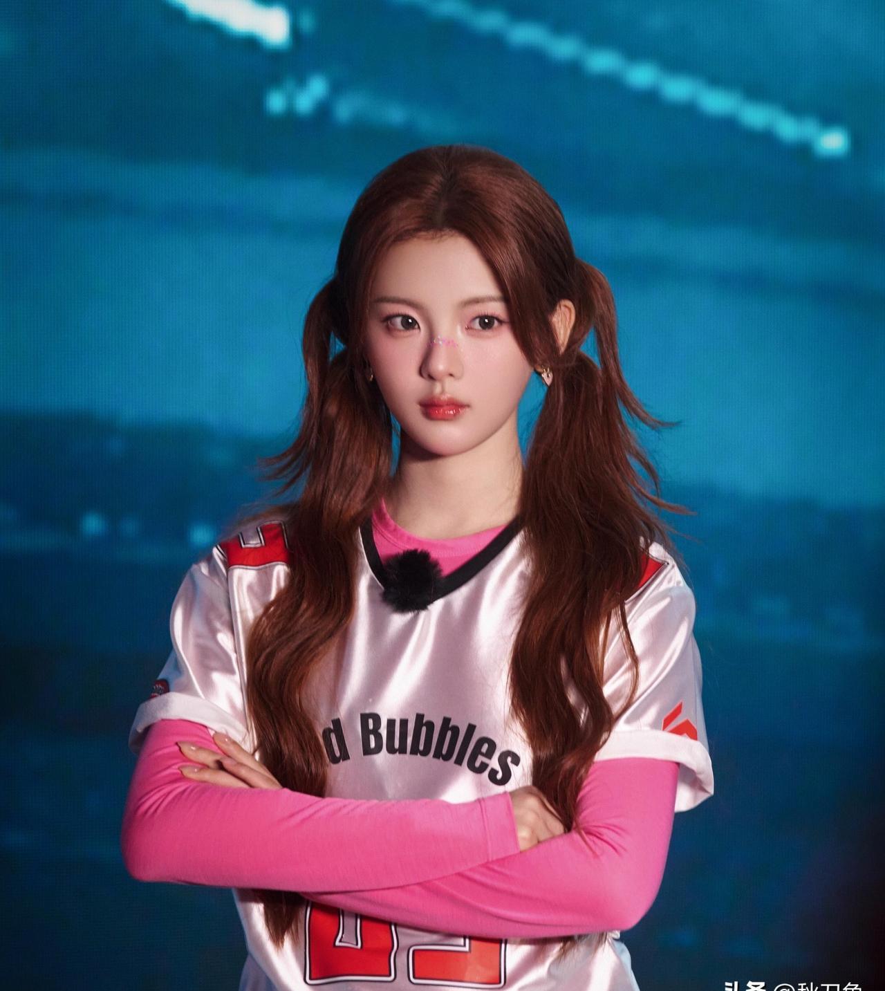 地铁偶遇杨超越,笑来像隔壁家女孩 街拍里杨超越穿得很随意,短外套配