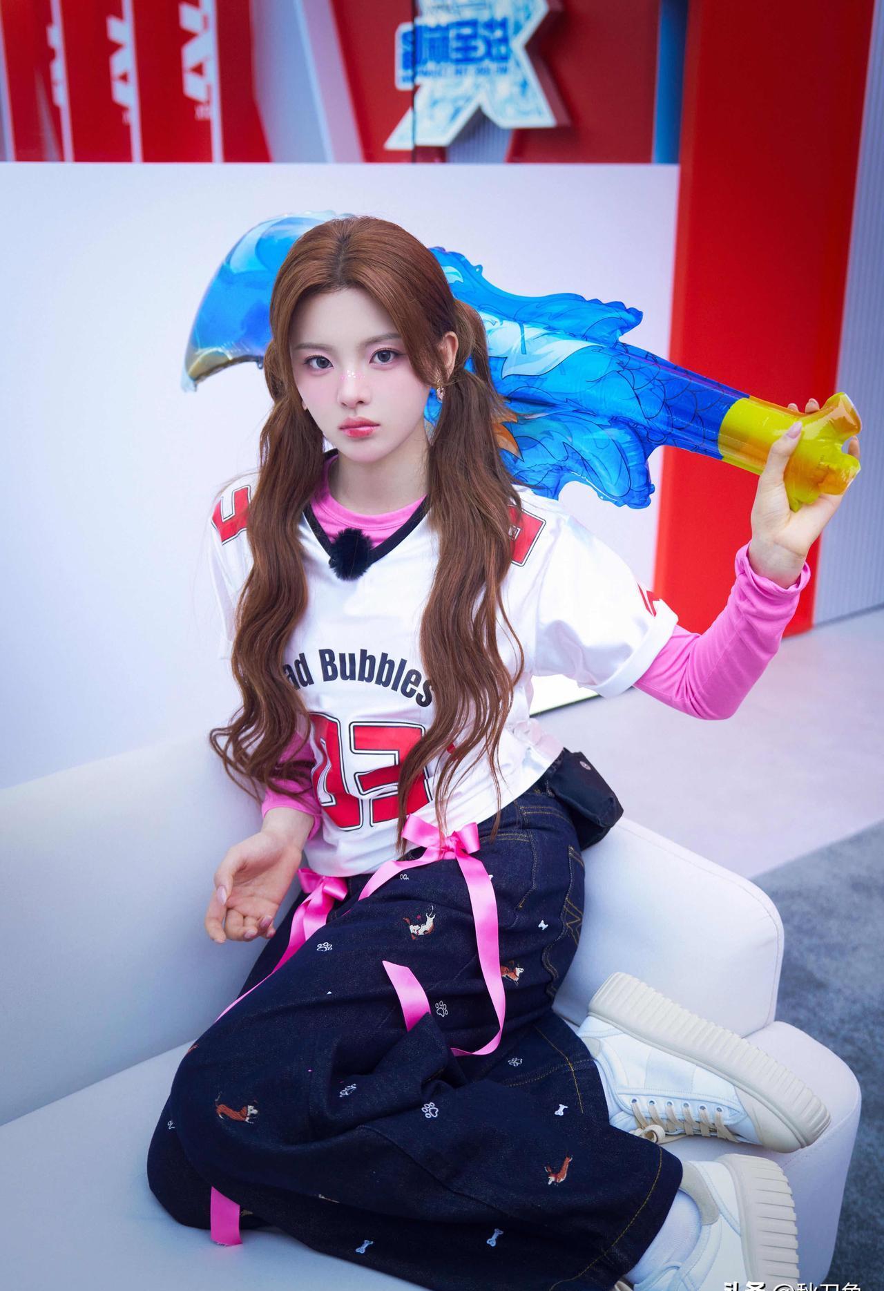 地铁偶遇杨超越,笑来像隔壁家女孩 街拍里杨超越穿得很随意,短外套配