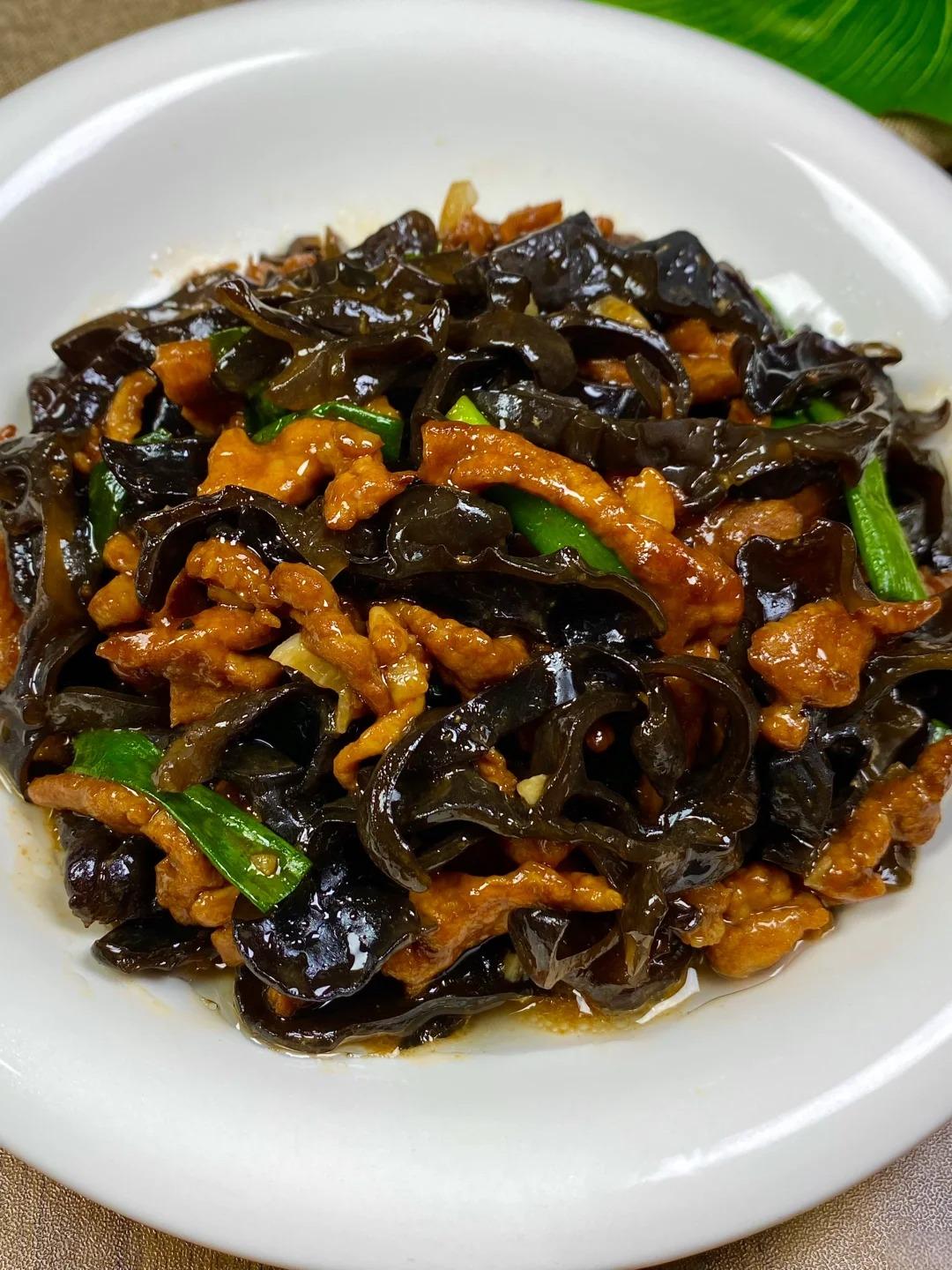 食材瘦肉木耳蒜末葱 做法如图所示哦