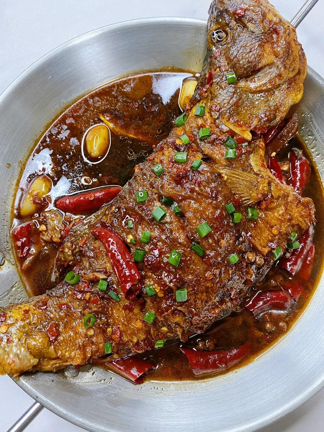 最拿手的红烧鱼 鲜辣入味 汤汁泡饭绝了 食材 一条鲈鱼葱姜蒜花椒