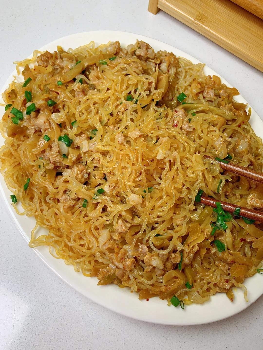 巨巨好吃的榨菜肉末蒸米粉 鲜香嫩滑劲道入味 无论是做早餐还是夜宵