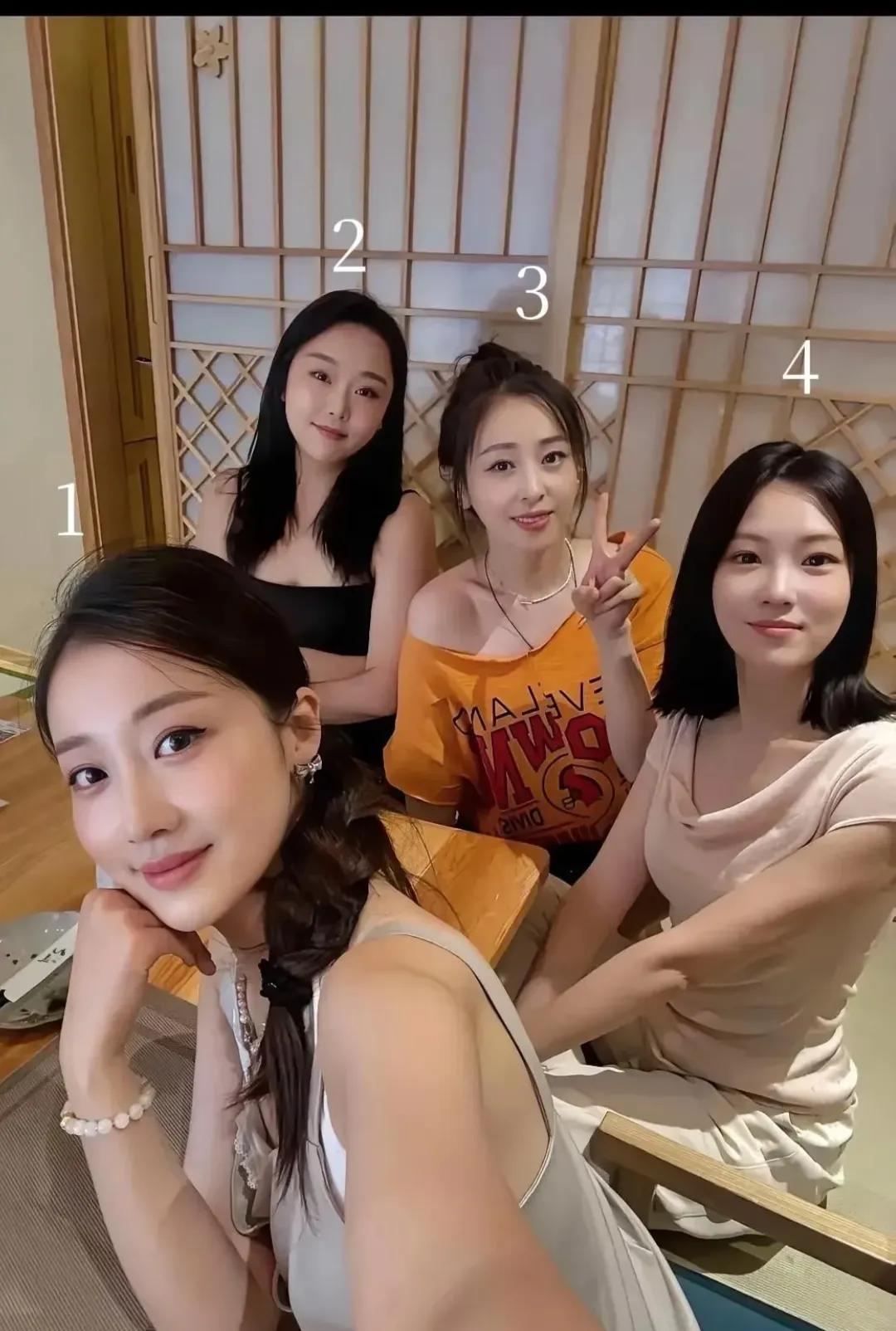 咱闺蜜群里有四个常年单着的小姐妹,平时就爱凑一块儿聊八卦,互相坑