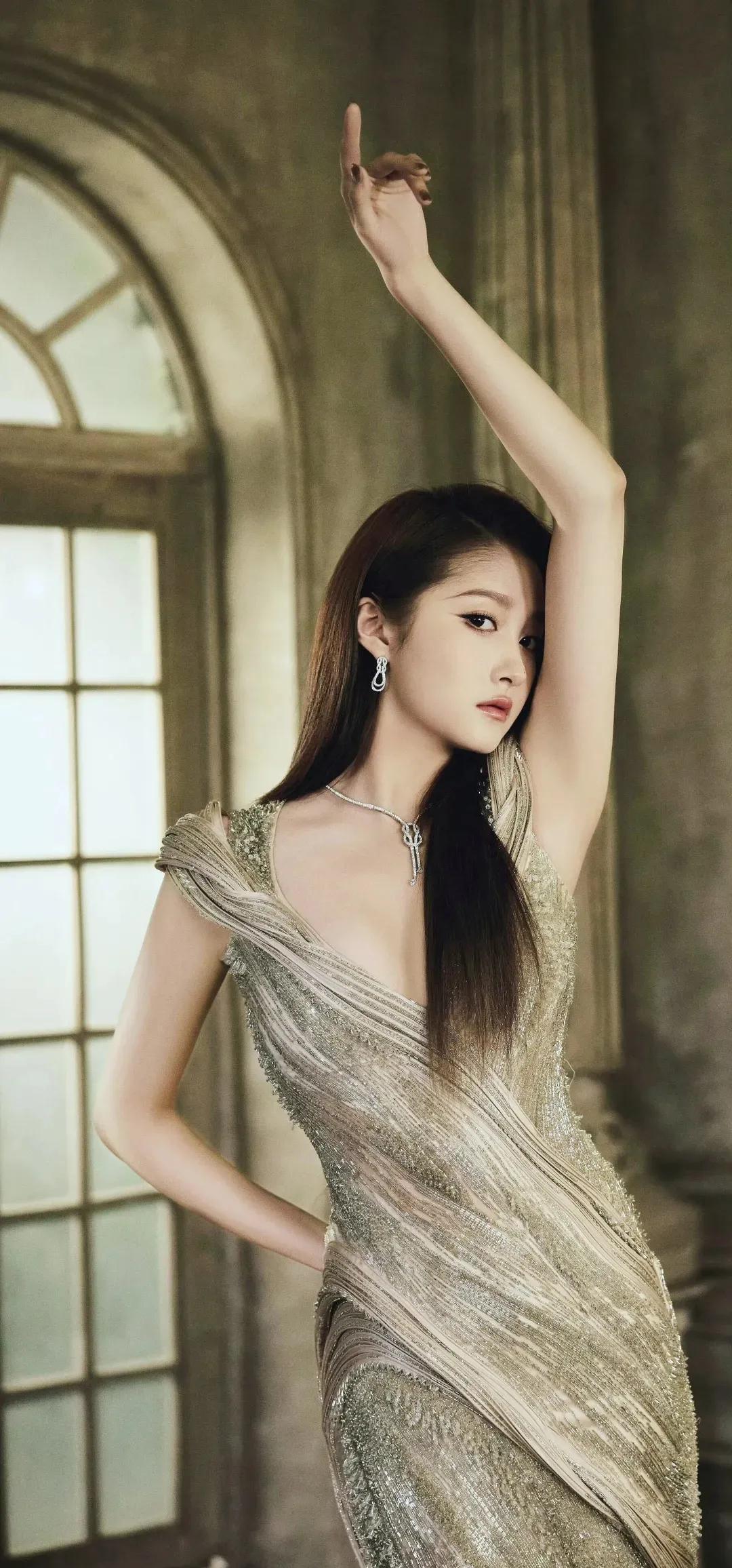 关晓彤金色亮片写真像派对里走出的性感女王 这组写真,关晓彤穿一件