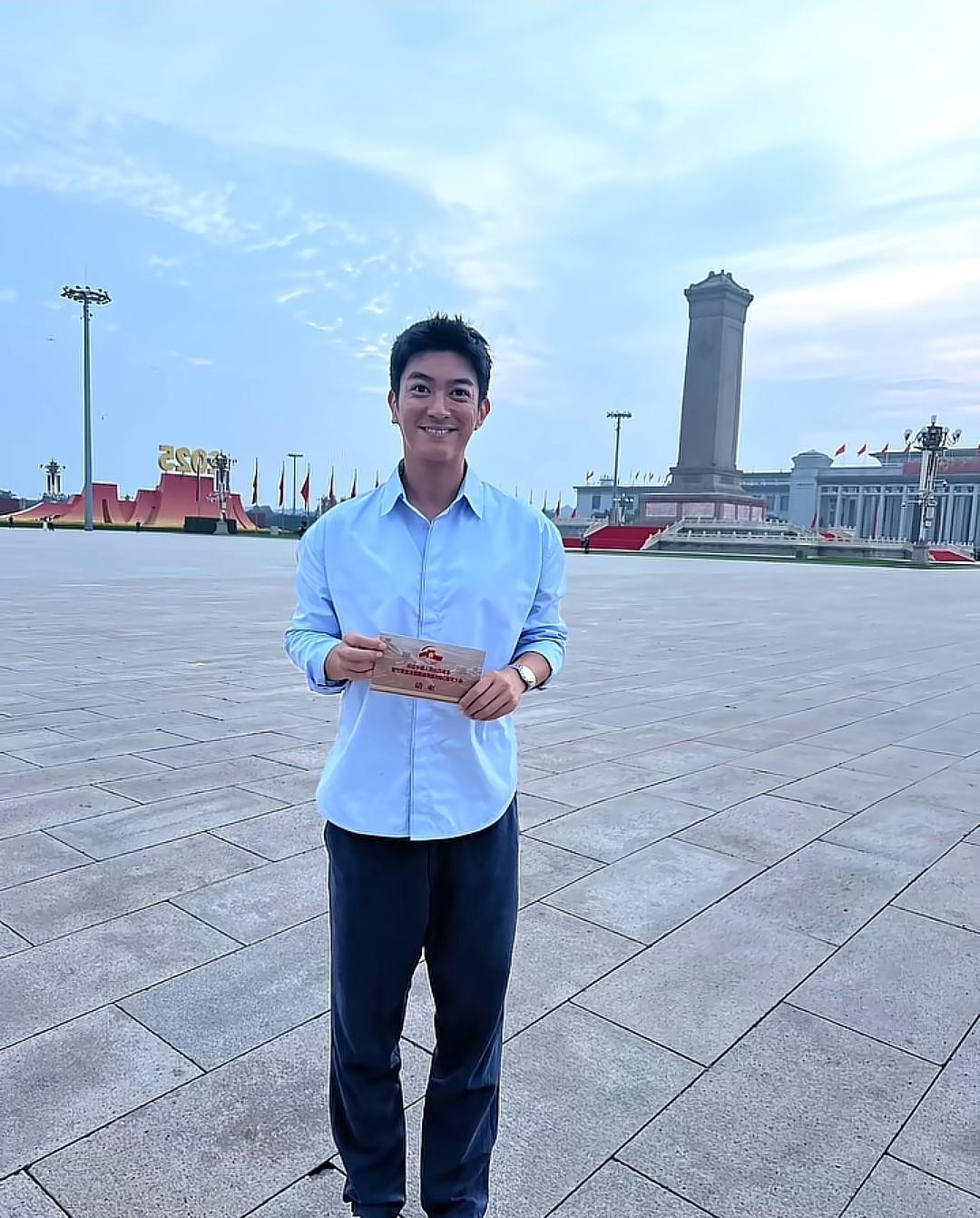 有记者看到后上前采访杜江对阅兵和中国军人赞不绝口