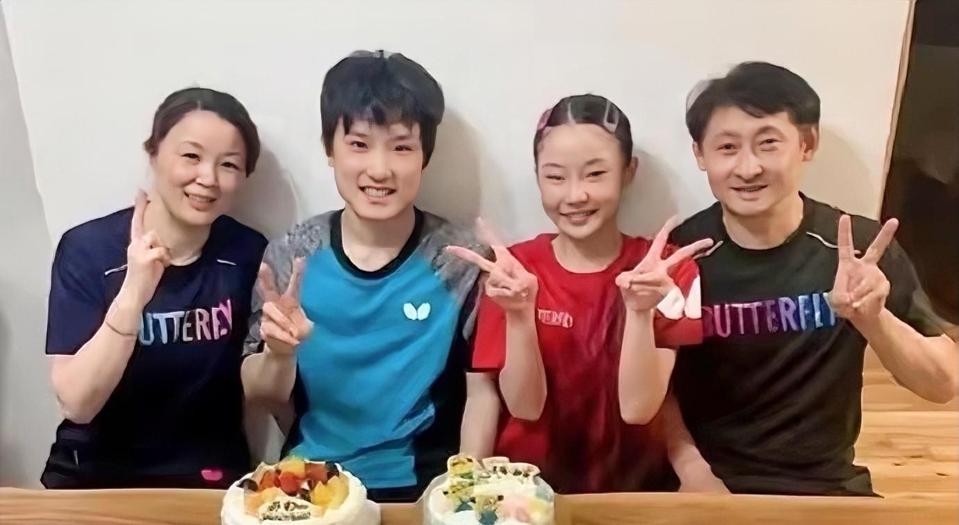 其父母皆为中国四川省的乒乓球运动员,父亲名为张宇,母亲叫张凌,妹妹