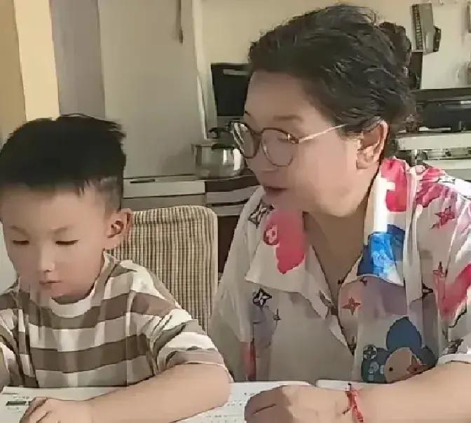 标杆直播间高兴的对网友说道:杜妈已经过户了一套房给我儿子了!