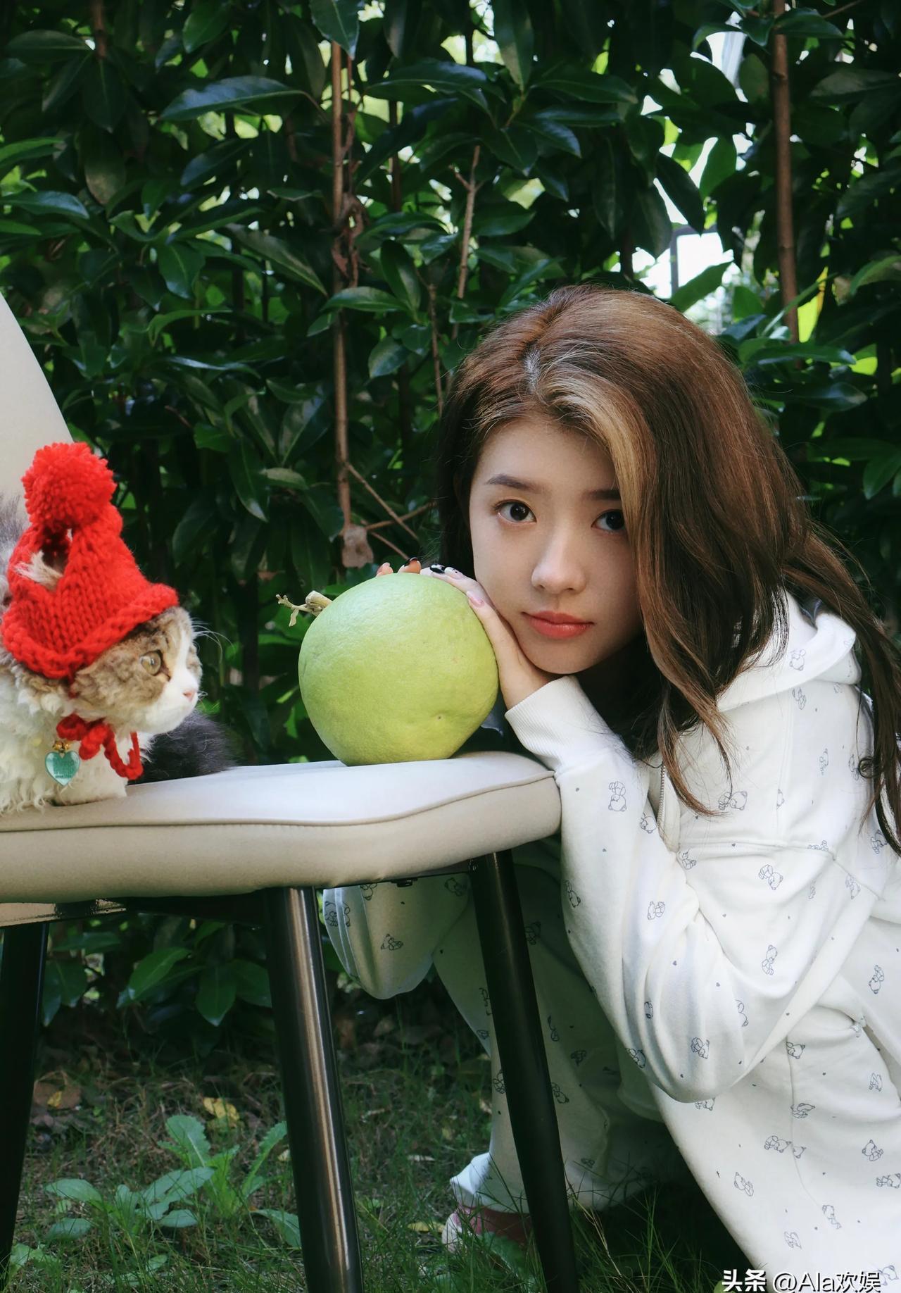 25岁的何蓝逗在微博丢了几张生活照,像是把日常碎片随手晒出来