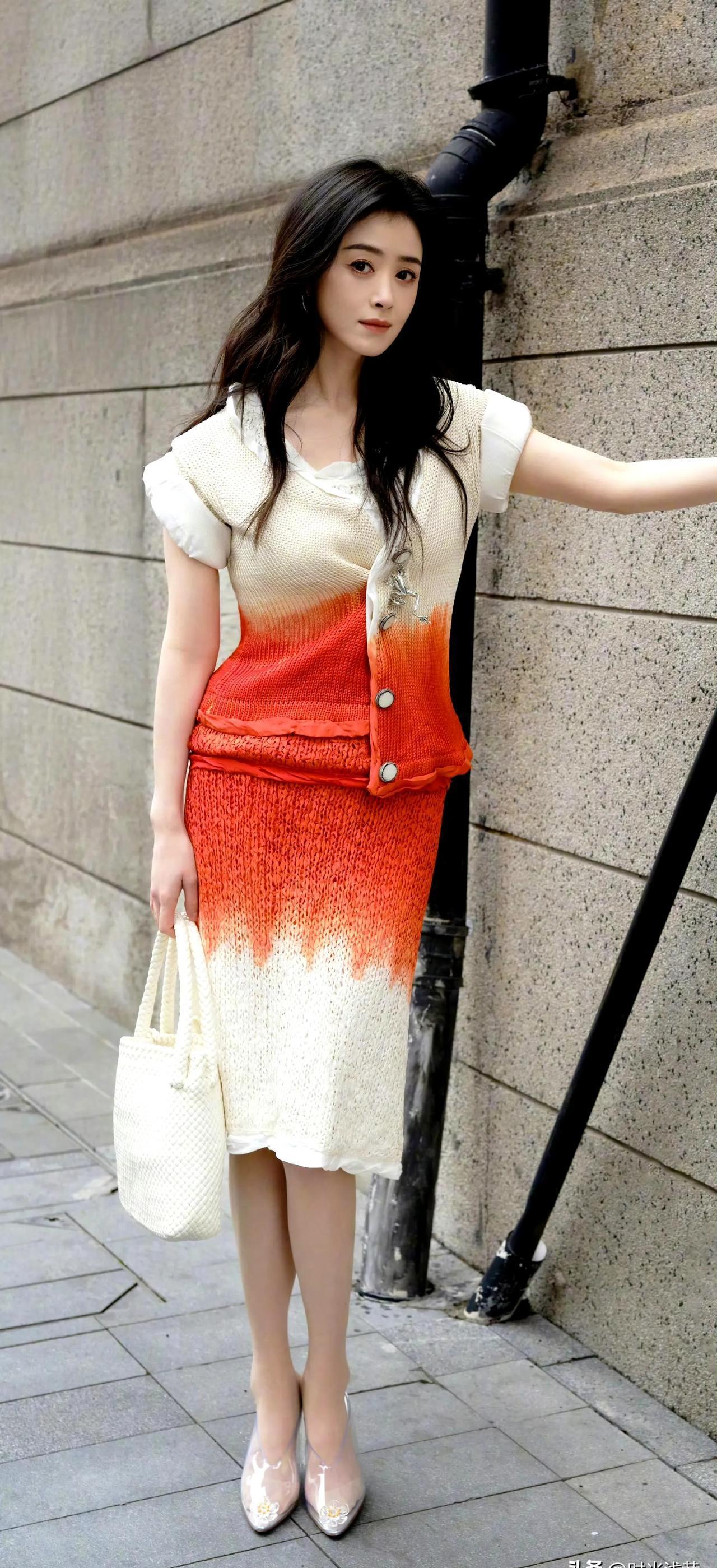 蒋欣瘦身有术,气场悄悄升级 最近看到蒋欣的新街拍,认人得花点时间