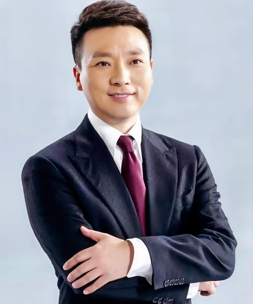 在阅兵电视直播中,康辉和海霞的解说备受赞誉