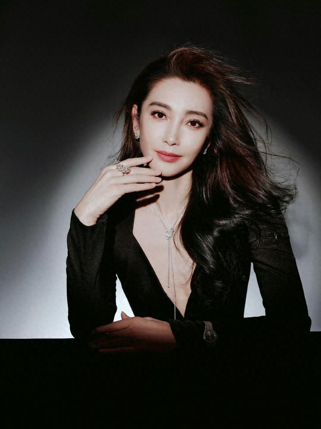 李冰冰这组黑系写真御姐气场直接杀疯了