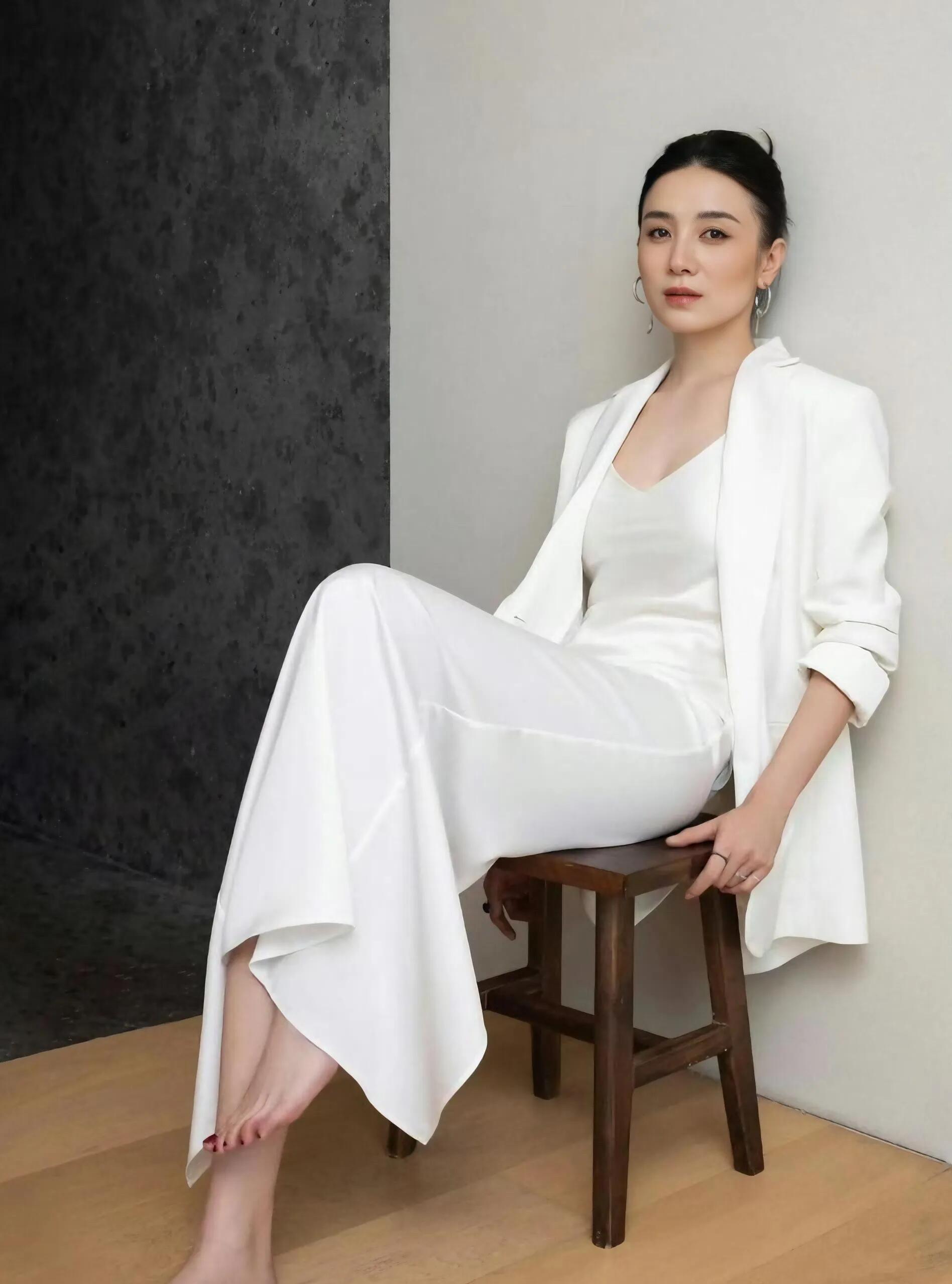 宋佳,44岁,在众多美女如云的演艺圈中,她的外貌并不算出众