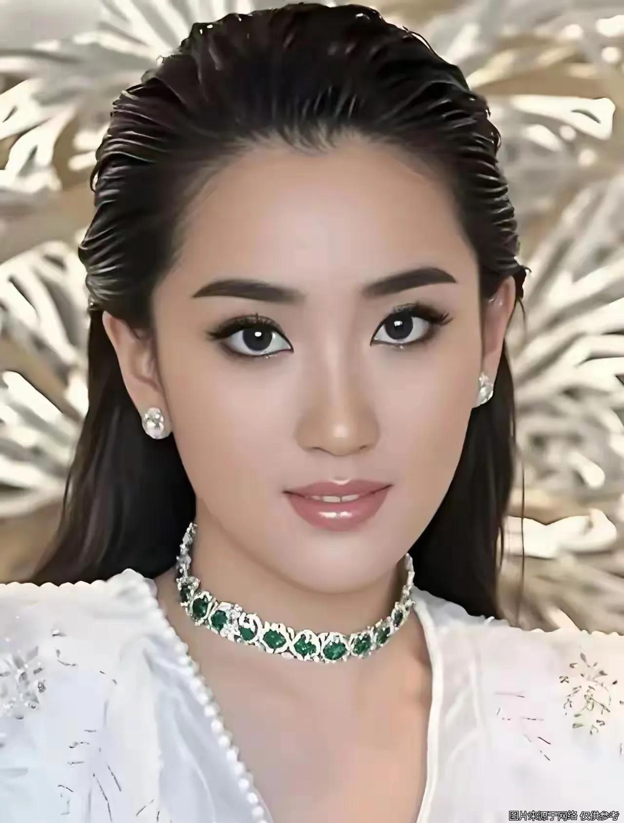 佩通坦不只是脸好看整个人给人精神头儿十足的感觉黑发明眸气色好