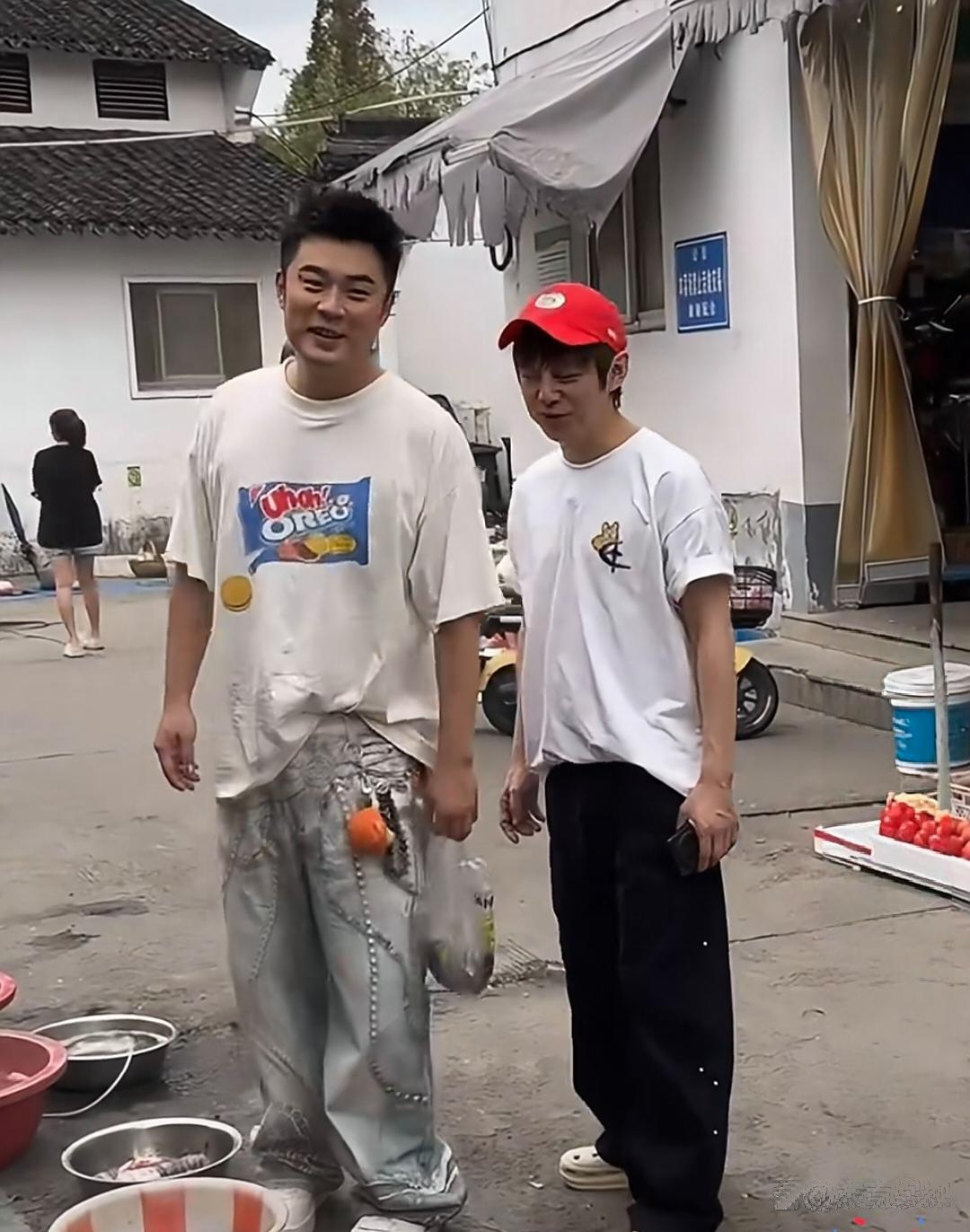 何陈现身浙江农村模样挺普通