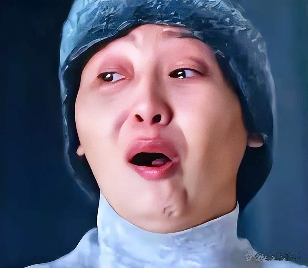 到徐帆独自出门,穿着朴素,戴帽超低调,在北京街头晃悠,没见冯小刚身影