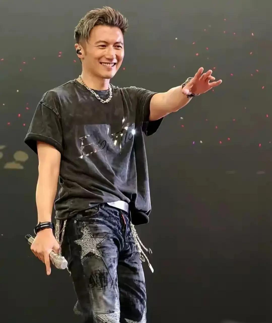 成龙说:谢霆锋很有天赋,不管是现代打戏,还是古装打戏,他都打得特别好