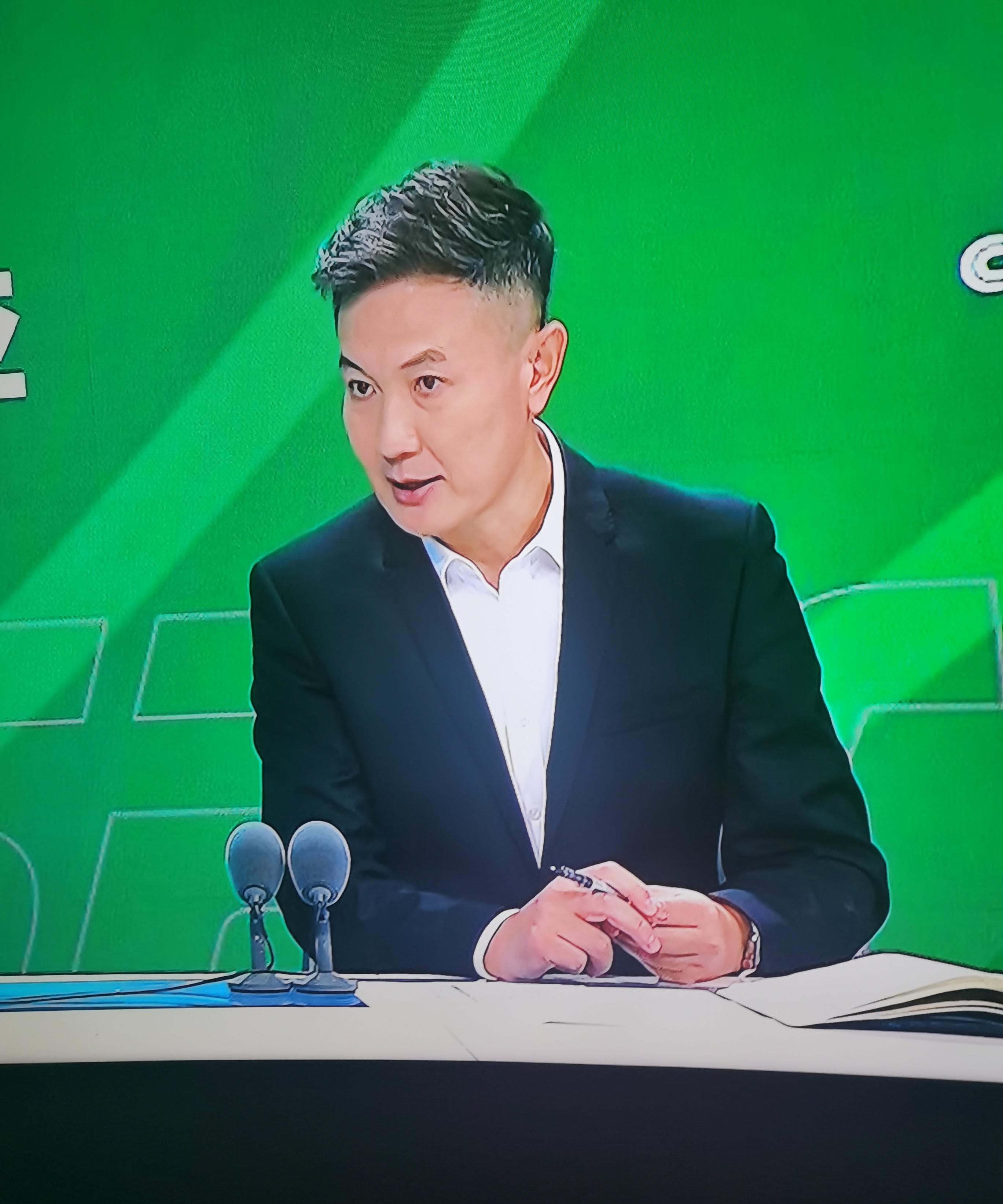 近一时间以来,央视体育转播几场足球比赛,邀请了一个重量级解说嘉宾