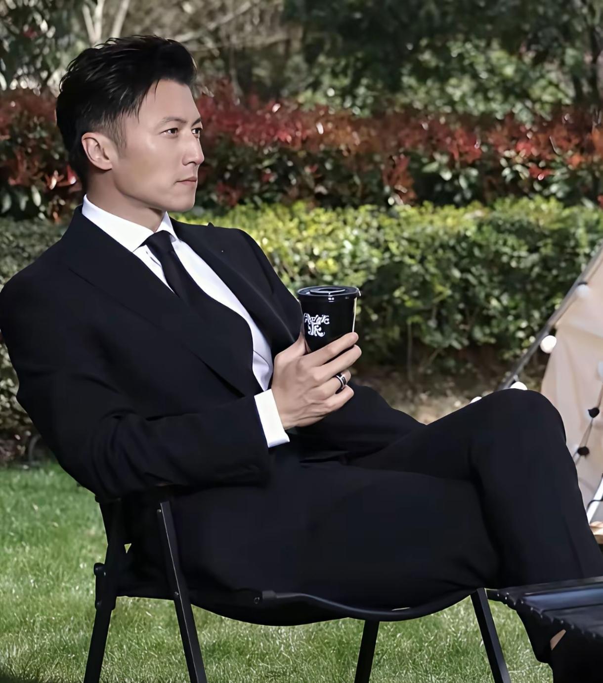 观察谢霆锋近期的行为,明显可以看出他得到了高人的指导