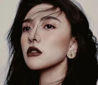 梁洁出道那会儿不闹,跑小剧打底,演戏靠口碑,慢慢堆经验也攒了人气