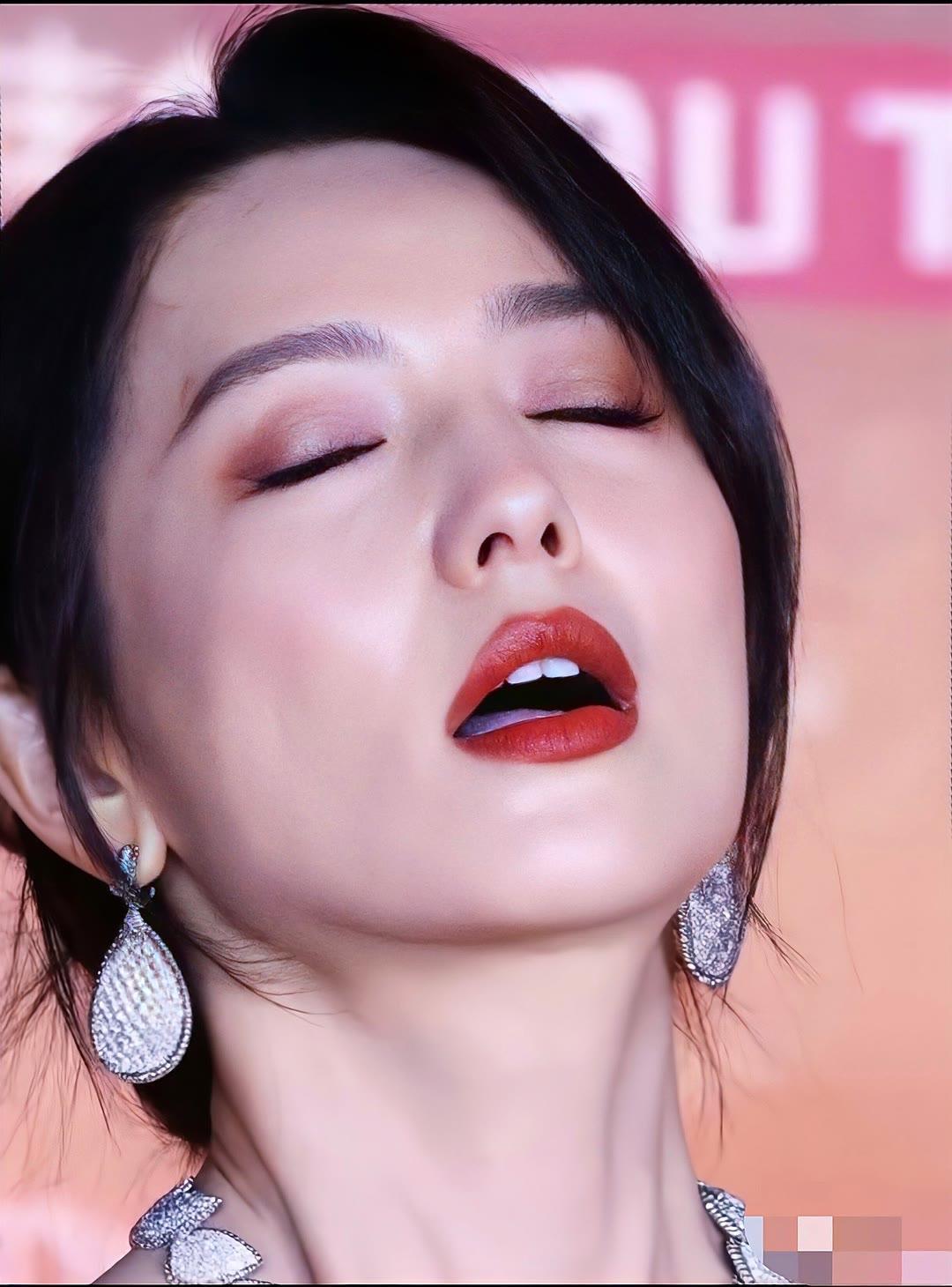 淡妆下的她宛如仙子令人陶醉