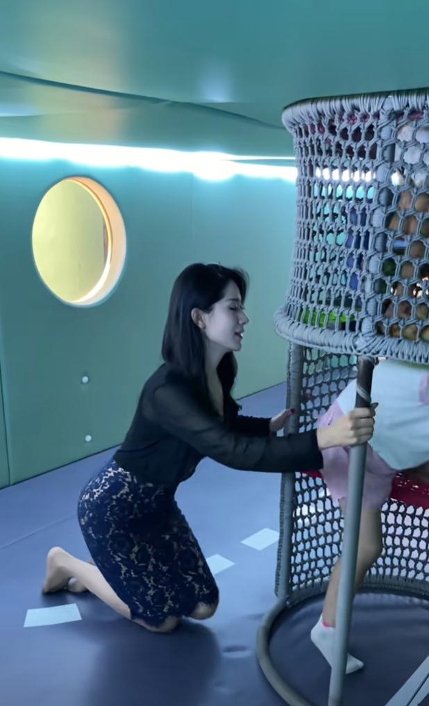 就得1800,还有个同学家办喜事要随份子,这马上开学了,孩子的衣服,鞋子