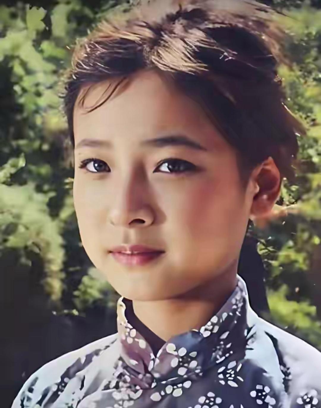 童年的陈小奕长得水灵灵的特别招人喜欢陈小艺在电影《神秘的大佛》