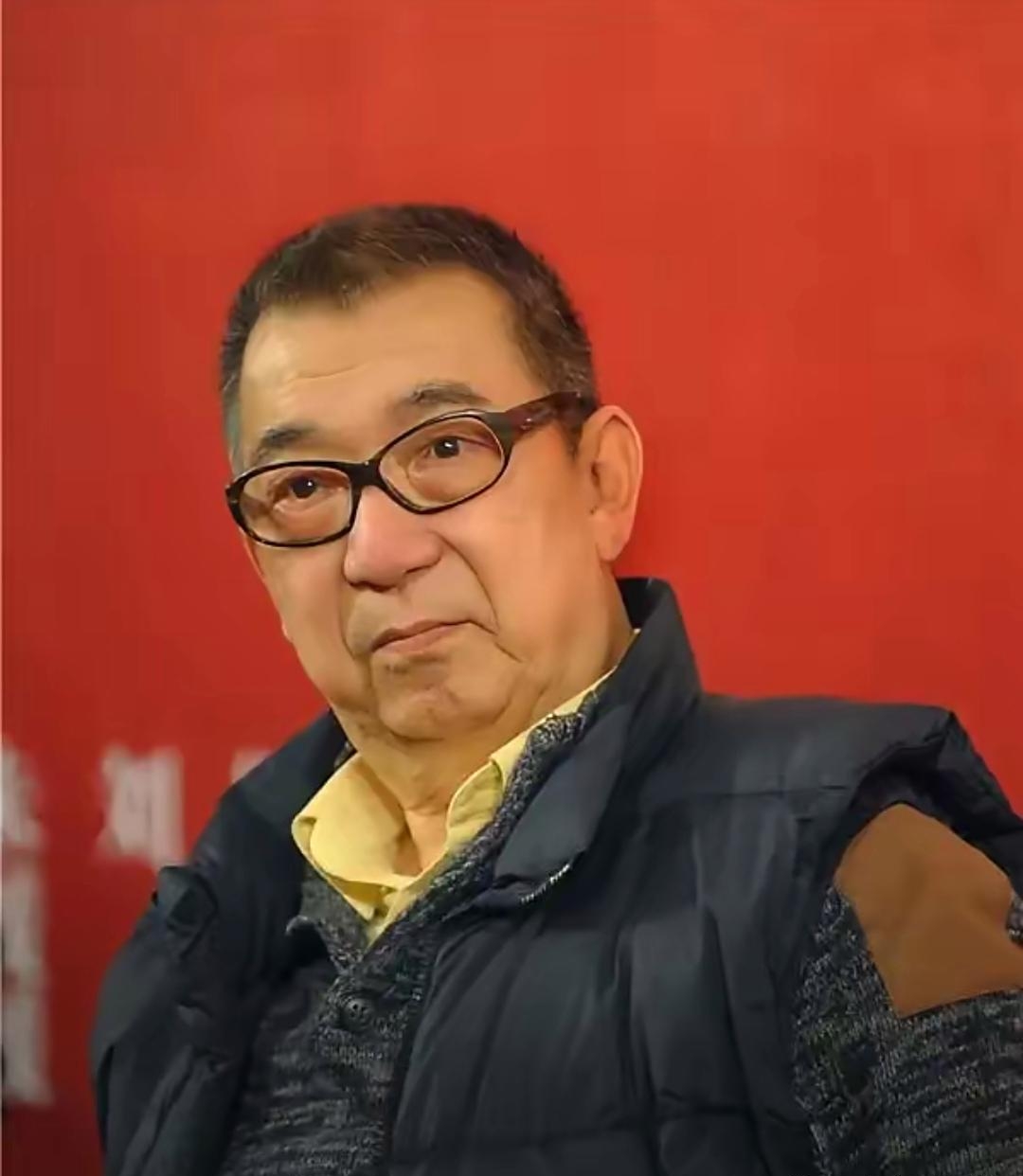 养母是大宅门里一个抱狗的丫头聪明又机灵养父就喜欢上了她