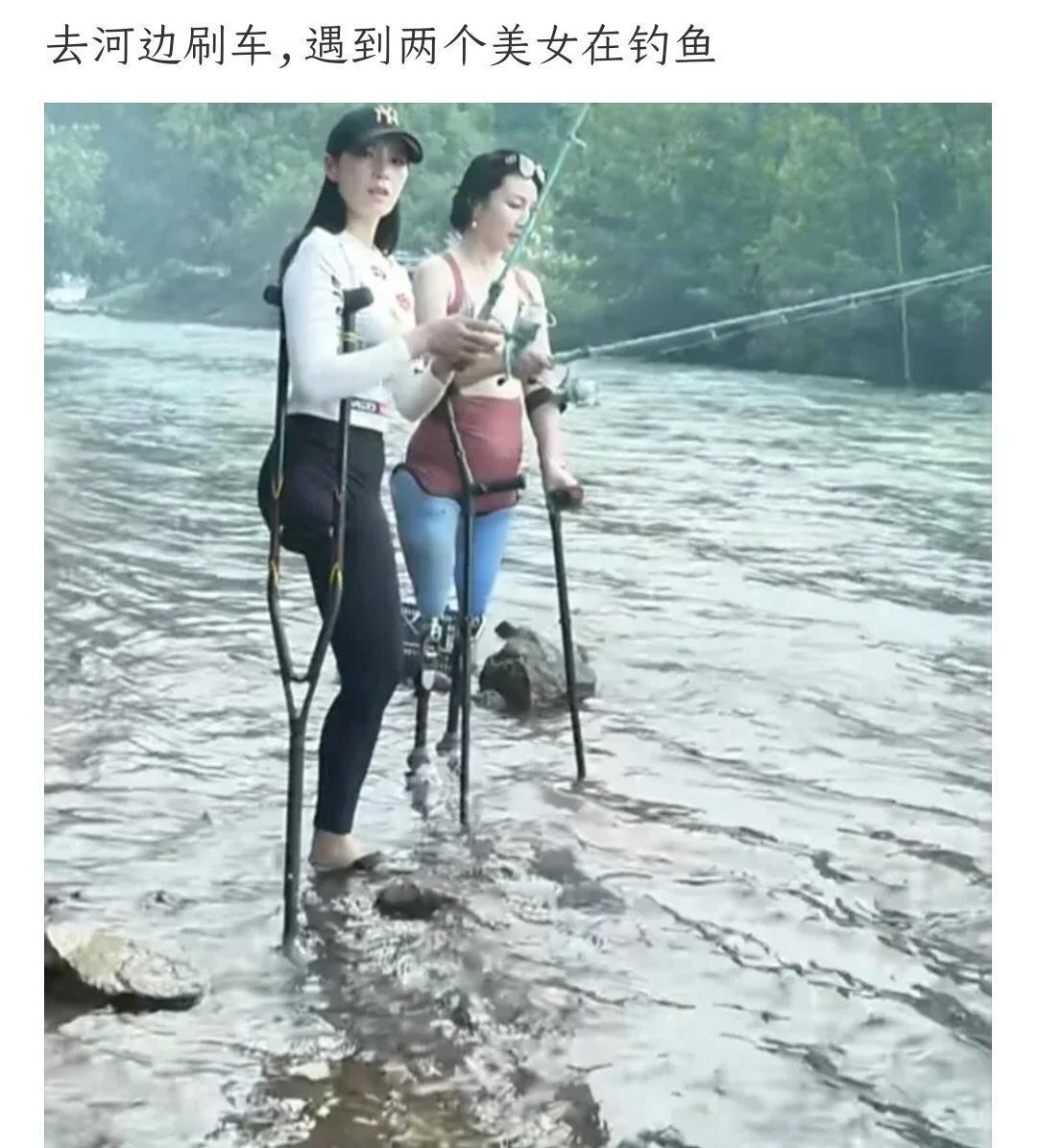 走近一看河坡上坐着两位姑娘手里握着钓竿笑得跟阳光一样灿烂