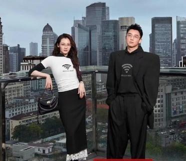郑恺这一身把苗苗逗乐了丑鞋粉丝竟然还有他 昨儿郑恺出门一身特别,脚