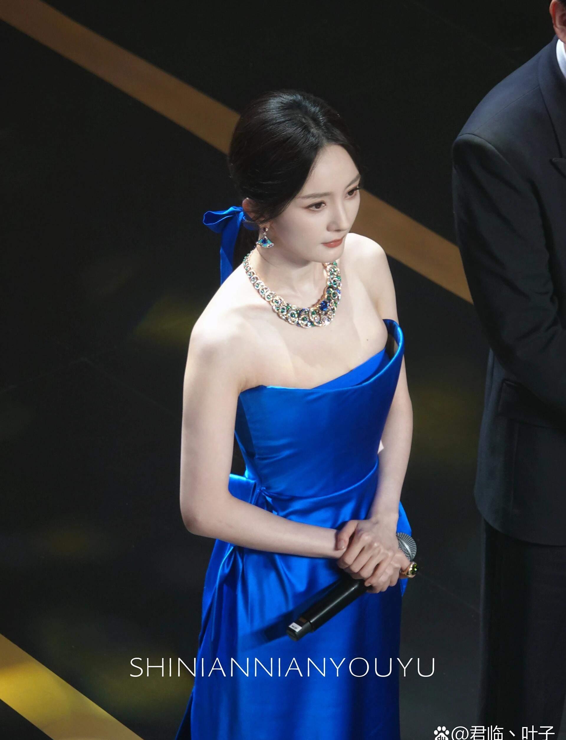 从上往下看杨幂像把气质装进了小脸里 有人拍到杨幂的俯视照别说真