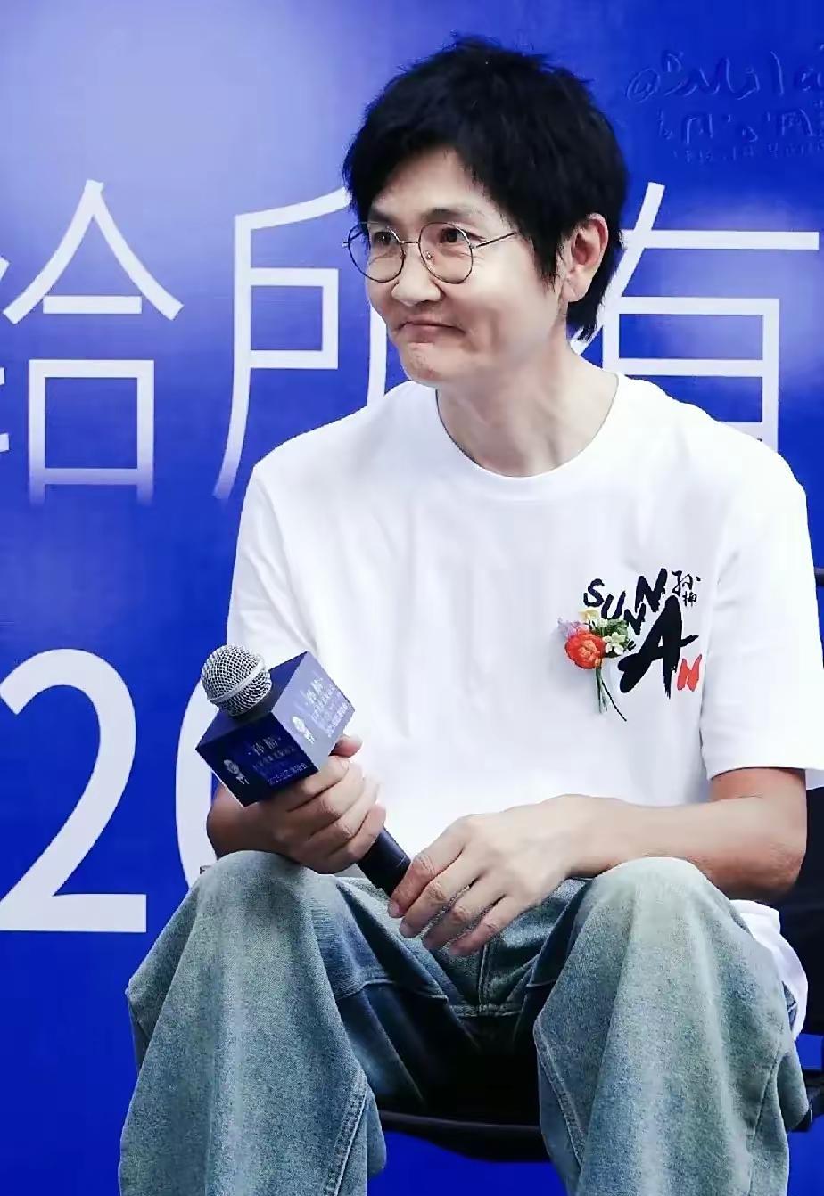 老歌迷都怀念那个更有肉感的他 前两天刷到孙楠新照,瘦得明显,脸型和