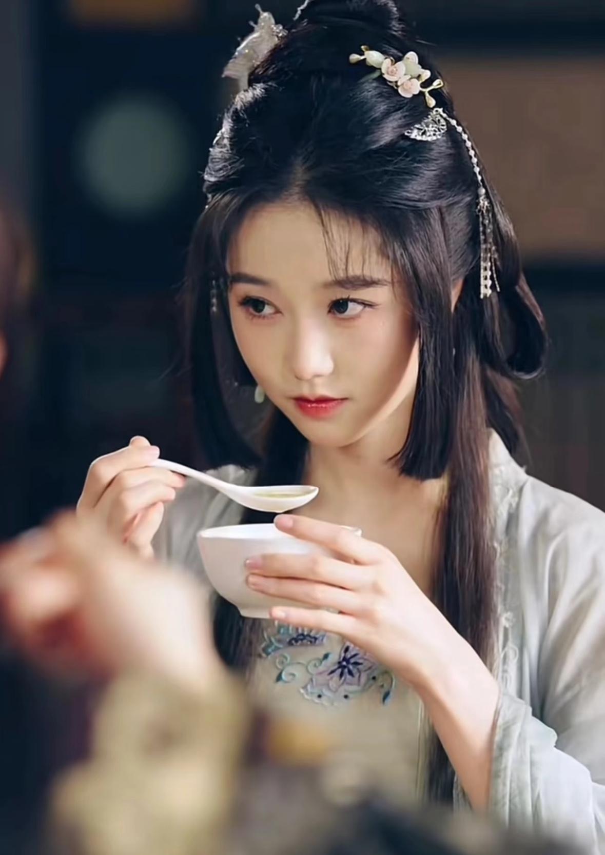 短剧中的女主角常常吸烟甚至遭受掐脖子的