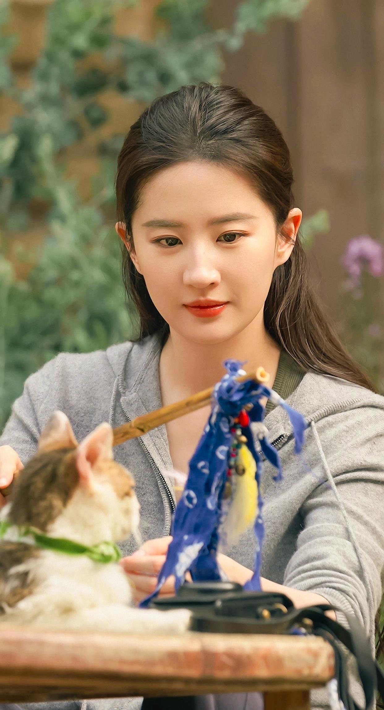 刘亦菲,这个名字似乎总在耳边轻轻回响,然而她本人却很少出现在综艺