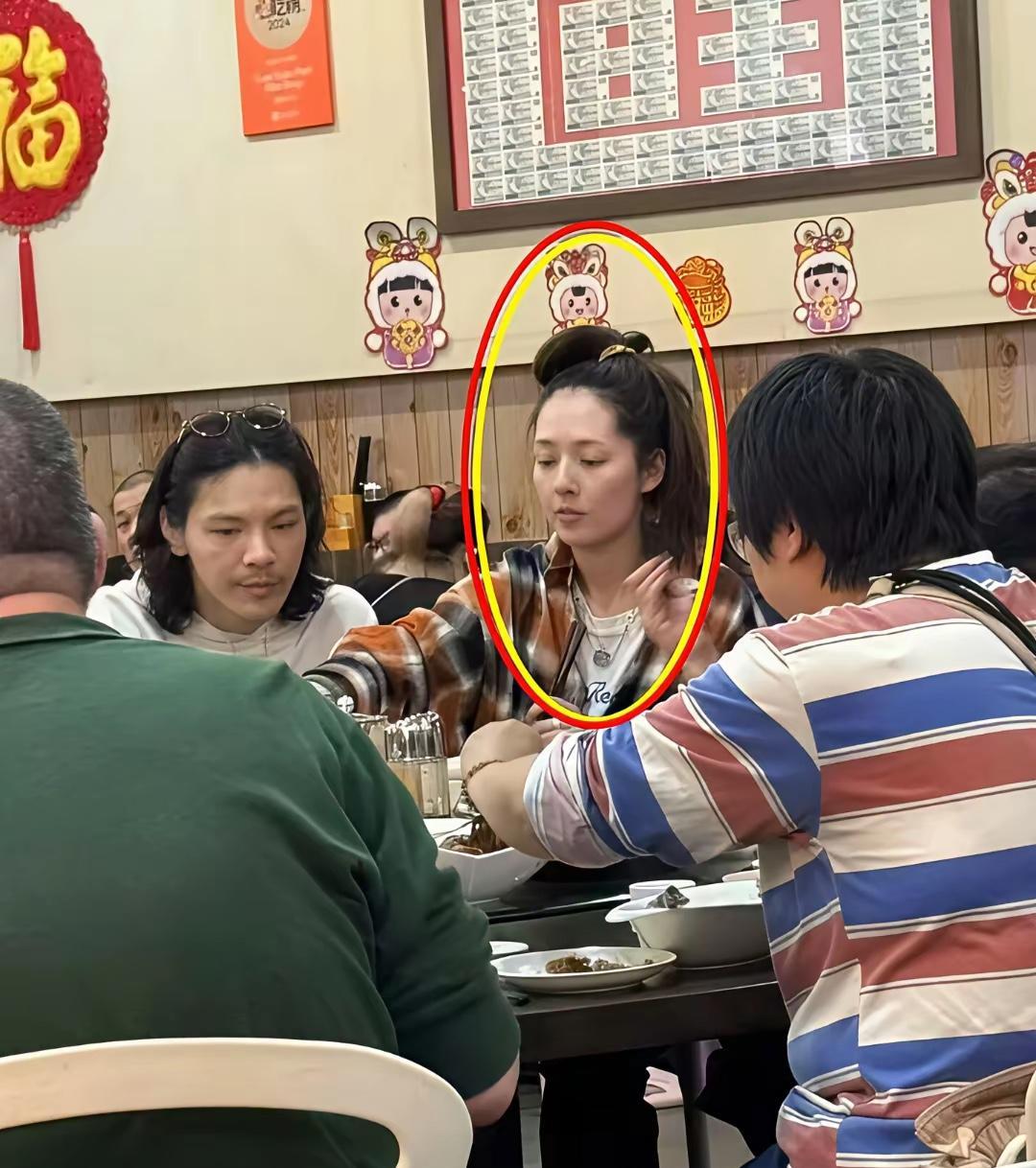 郭碧婷爸爸能说自己的女儿过的辛苦不仅要照顾自己还要挣钱养家反观
