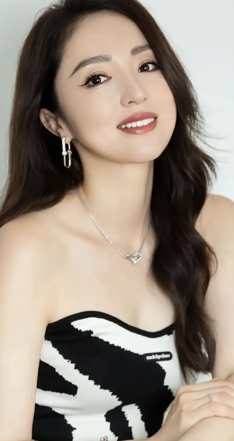 看了董璇的新写真,第一眼就舒服