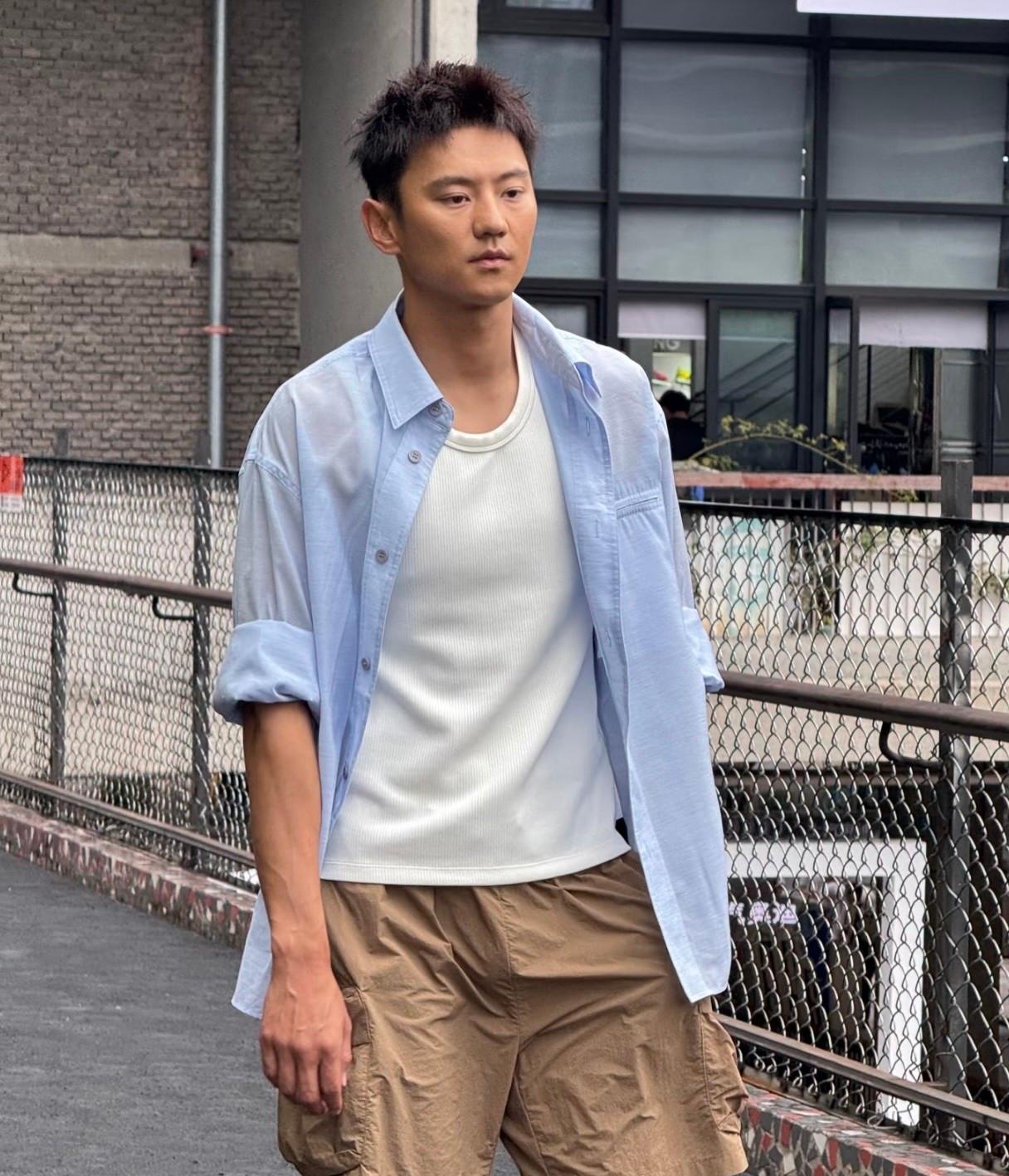 有人在路上拍到宁泽涛,这是一场活动现场,照理说也有化妆了的