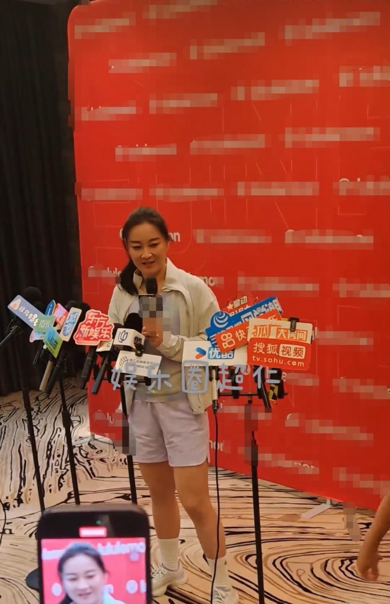 差别太明显 看了现场手机实拍和专业机位的对比贾玲被上镜胖实锤
