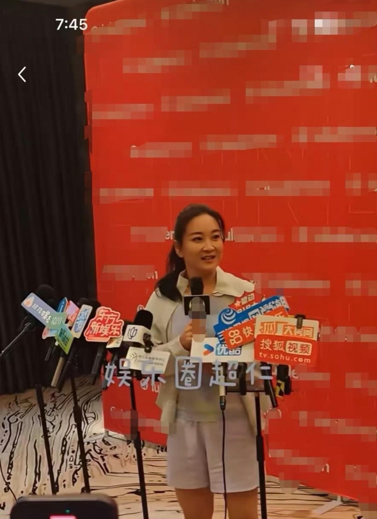 差别太明显 看了现场手机实拍和专业机位的对比贾玲被上镜胖实锤