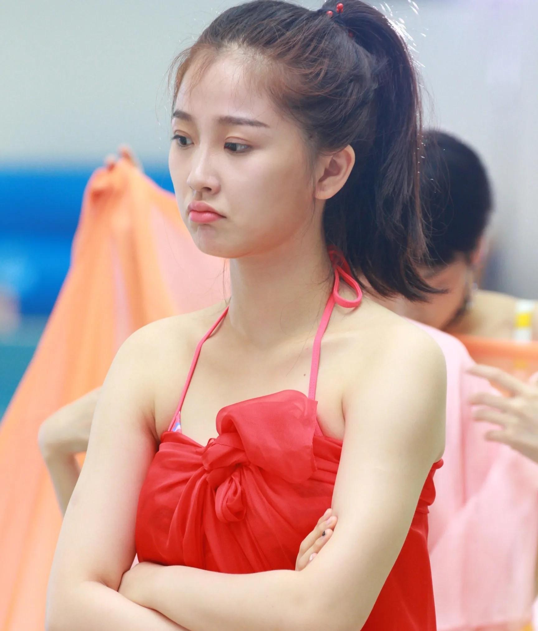 虞书欣泳照最近带火健康美 前阵子刷到她几年前的泳装写真,身材不是