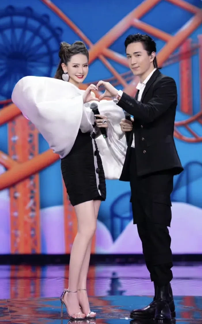 最近,李承铉在节目里问中医怎么能让性欲小一点,这事儿直接冲上了