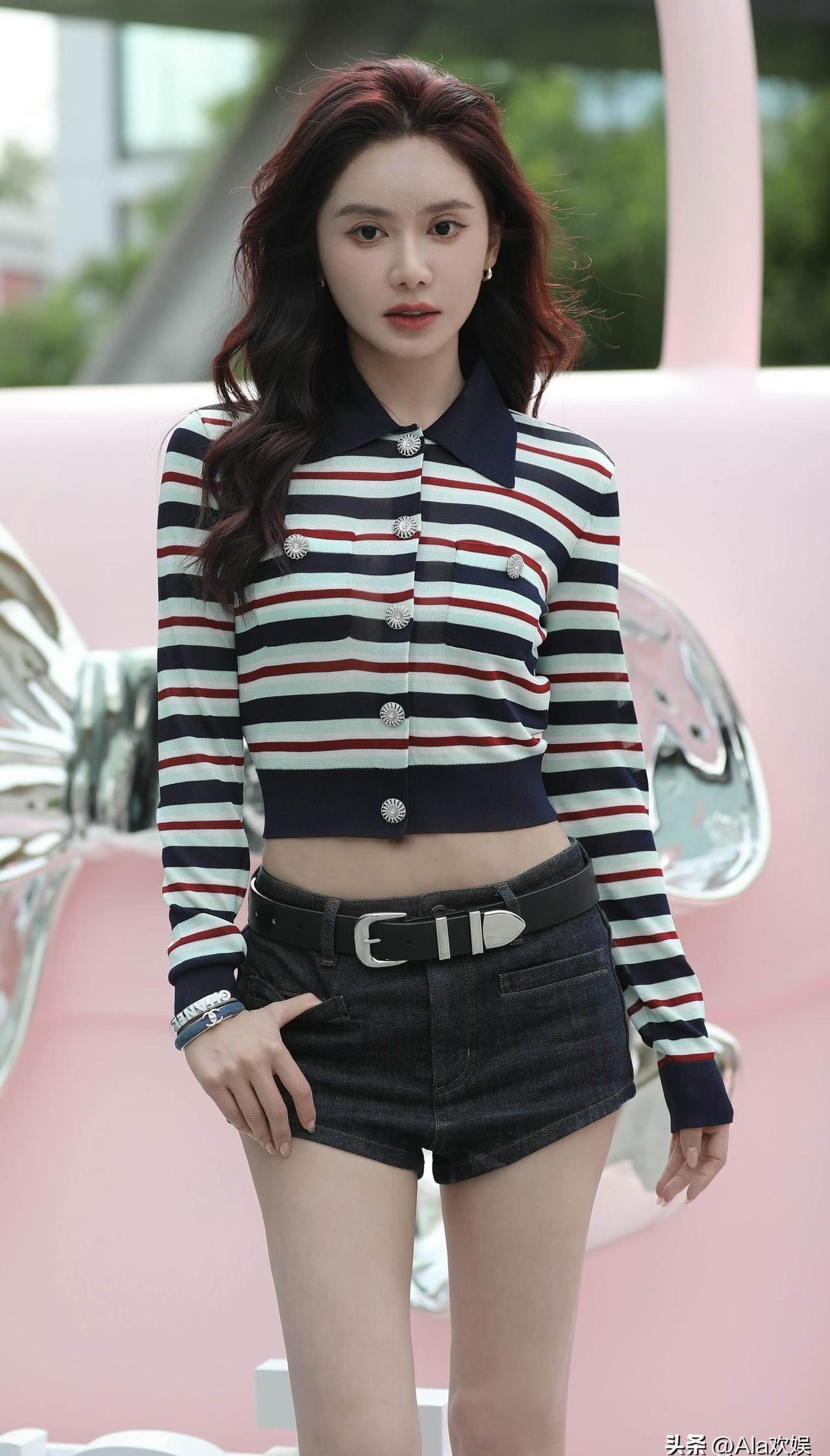 主播美娜的高跟日记一双鞋,半场话题 开头 腾讯体育的nba女主播美娜