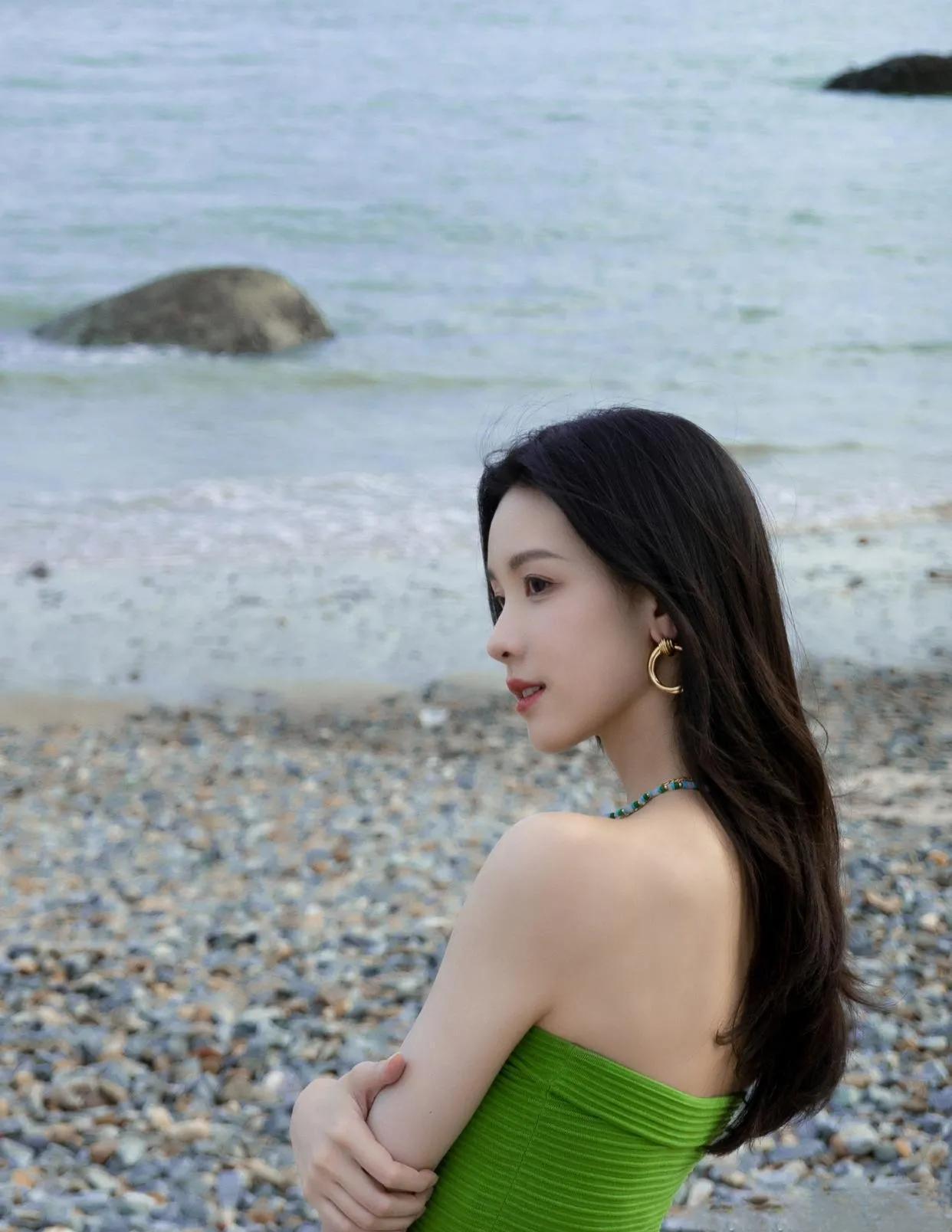 30岁陈都灵穿绿抹胸优雅里藏着娃娃脸 昨天她一身绿色抹胸长裙亮相