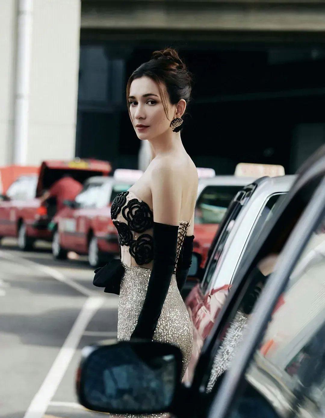 一袭黑玫瑰卢靖姗把酷和美都穿出来了 看她这身黑玫瑰礼服先是低调