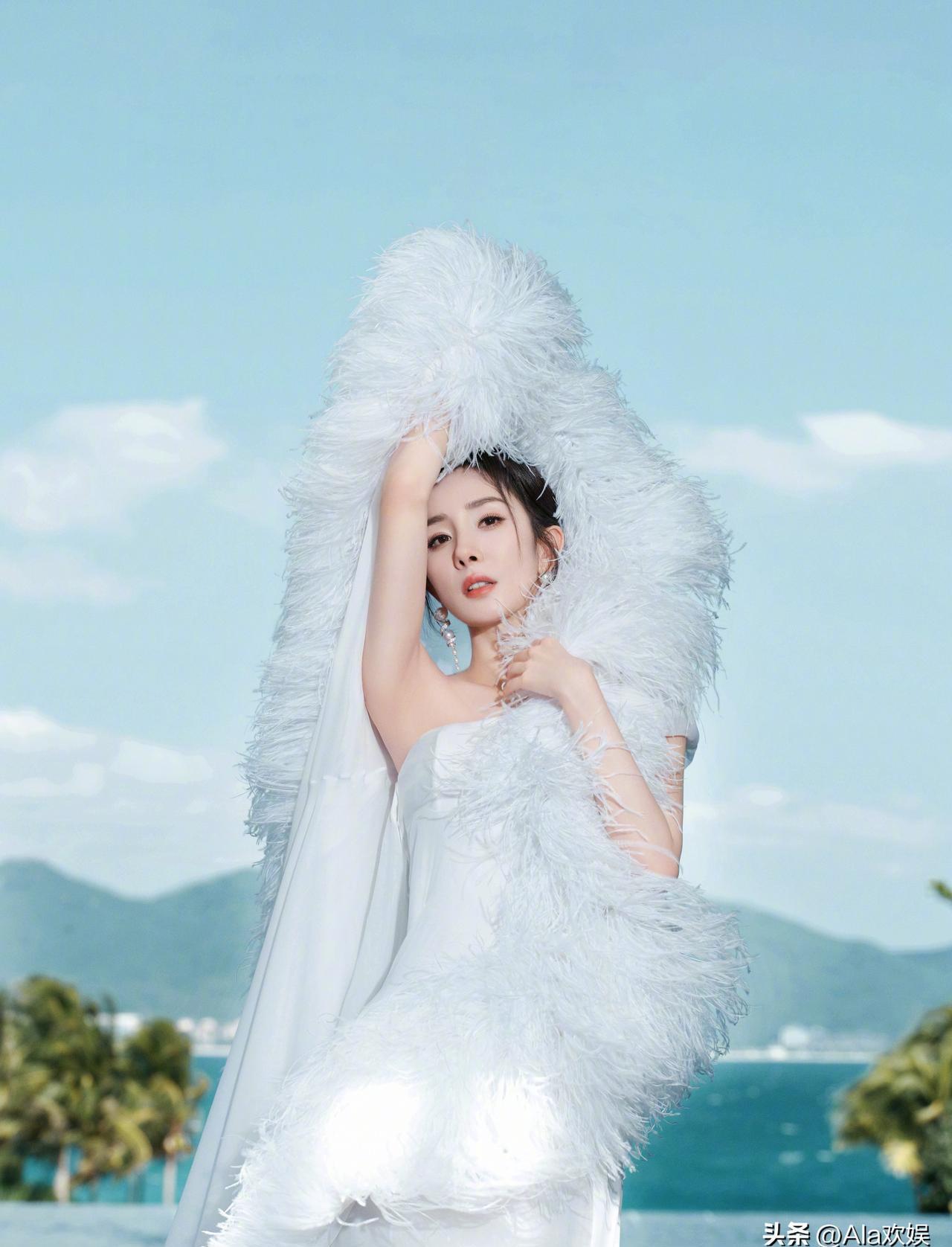 赤脚照发出粉丝乐了 今儿杨幂团队放了几张出席活动的照片打扮依旧