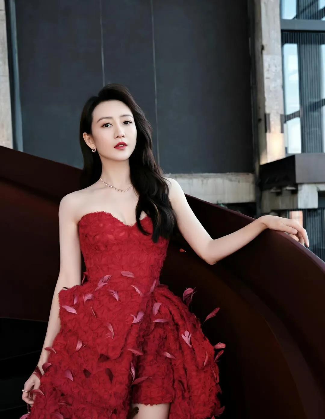 王鸥一袭抹胸红裙把浪漫穿成了主角 今儿王鸥一出场抹胸红裙抢尽风