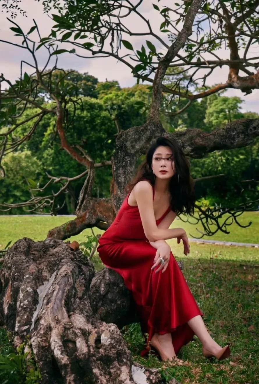 殷桃一身红裙亮相,眼睛都停不下来 殷桃换了套红色蕾丝紧身裙,披着大