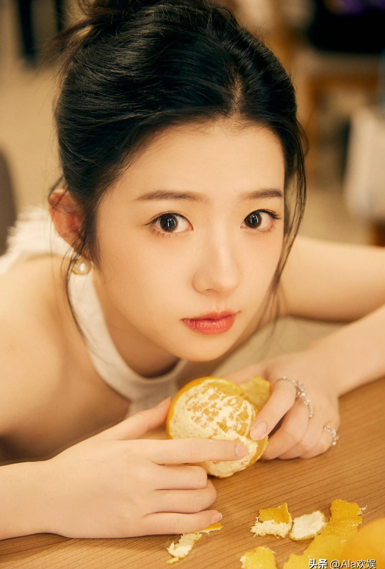 何蓝逗学霸出身,银色高跟下的李暖暖 何蓝逗出演《觉醒吧恋爱脑》里的