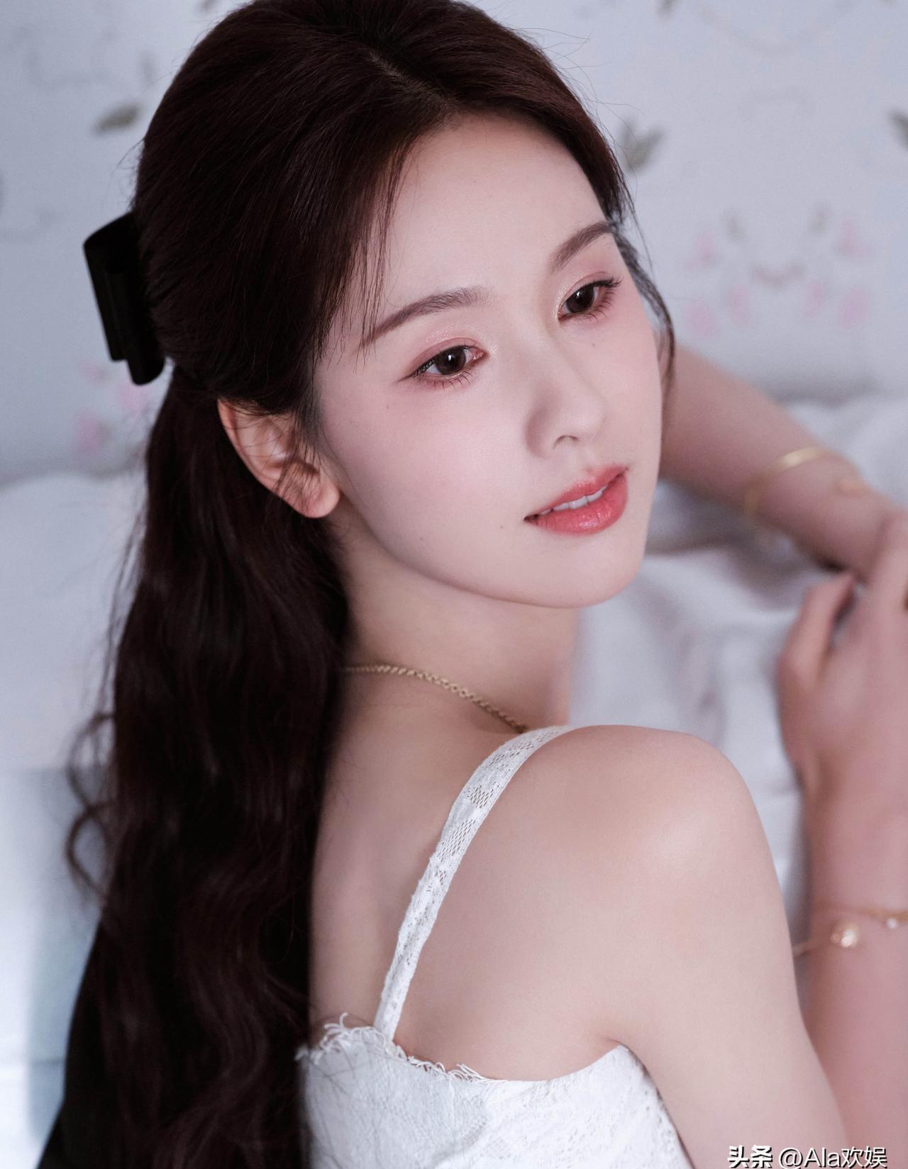 优雅又不做作 陈都灵这回穿了白色蕾丝吊带长裙头发半扎绑个蝴蝶结