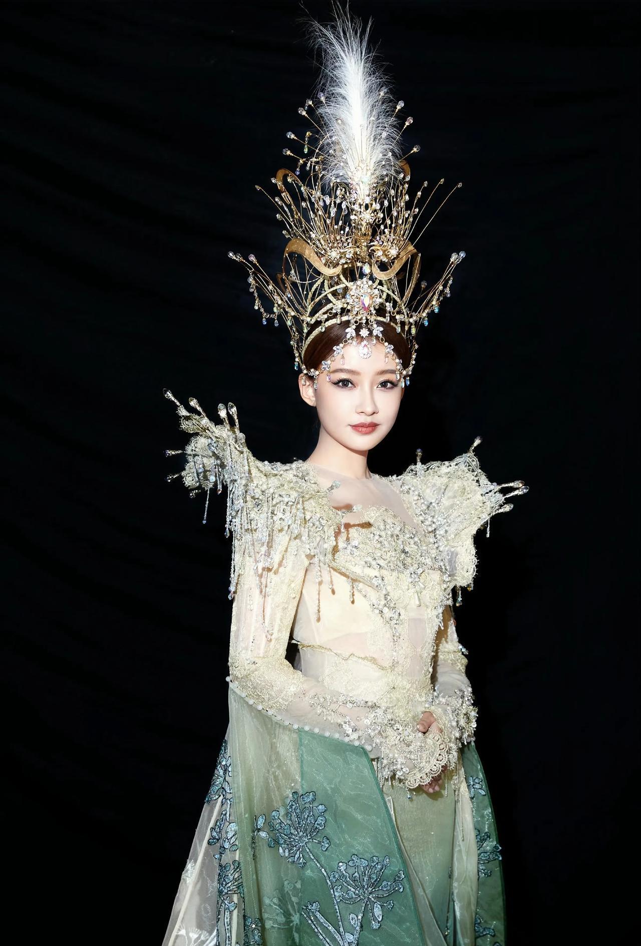 孙怡金鹰开场一身金光原来是这套旧作翻红 孙怡在金鹰节开幕秀上穿