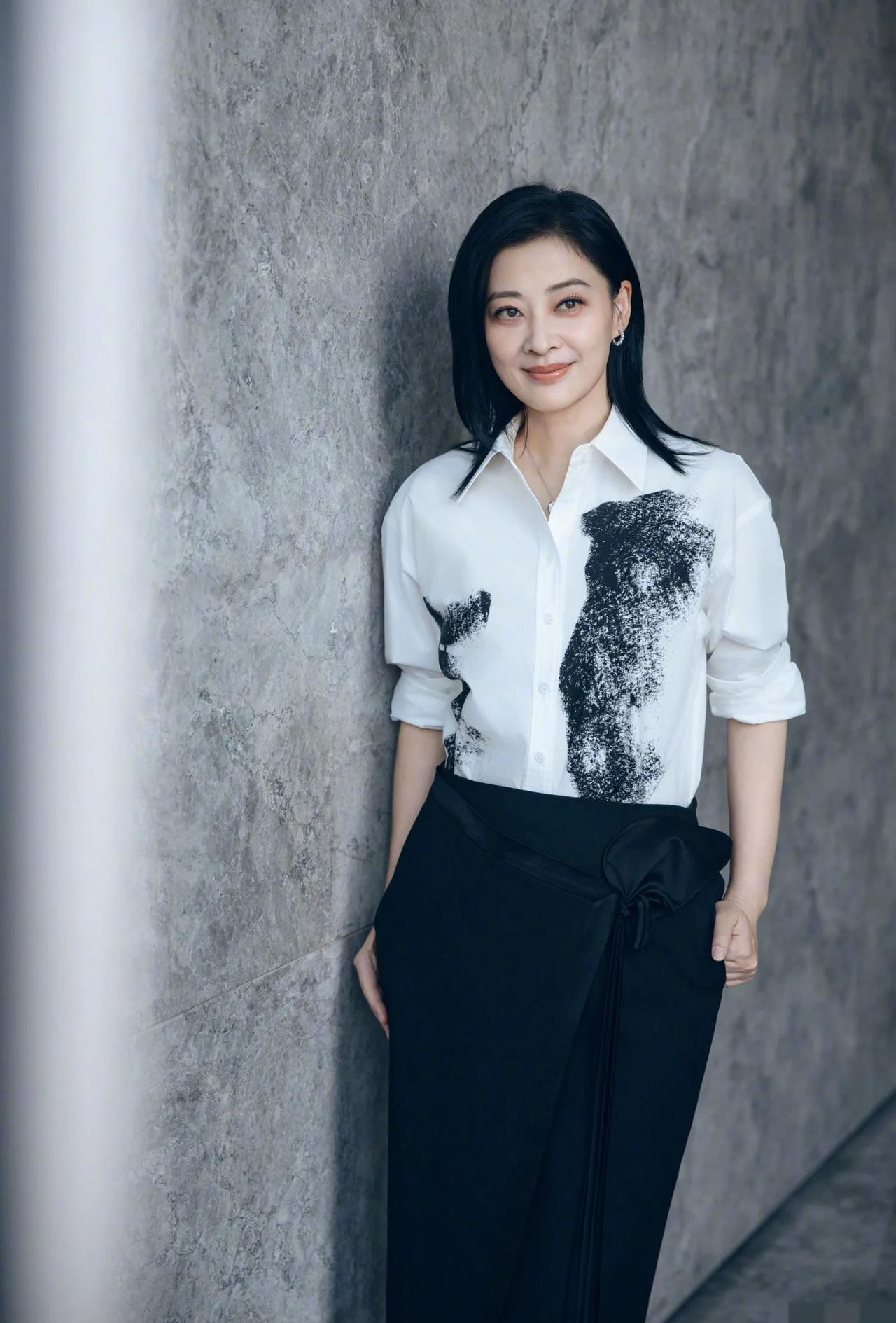 梅婷团建直播出场老大气场又接地气 梅婷在《六姊妹》里演老大这回