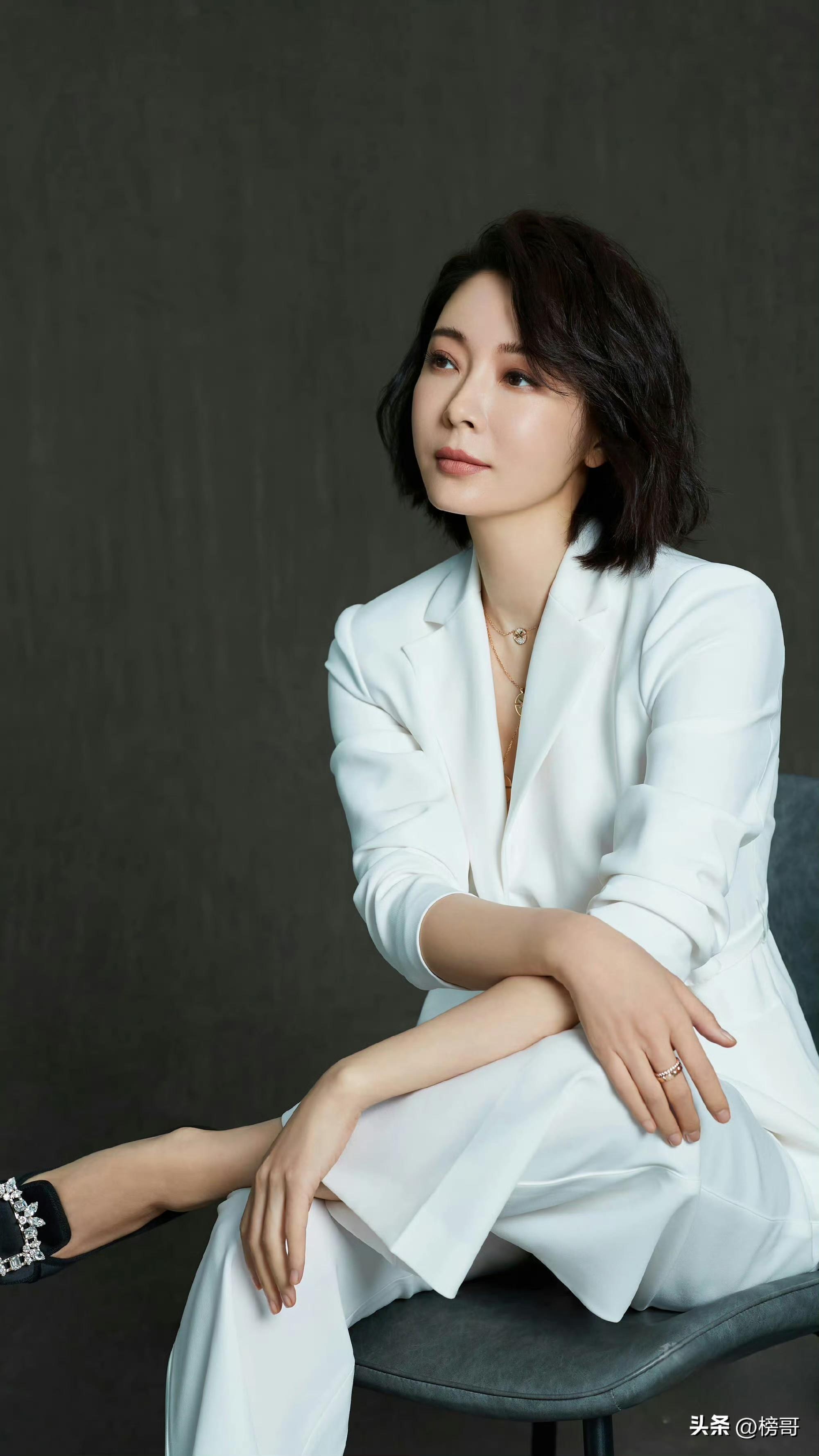 她敢于挑战传统的明星形象,撕破了内娱中那些虚假的滤镜,展现出了真实